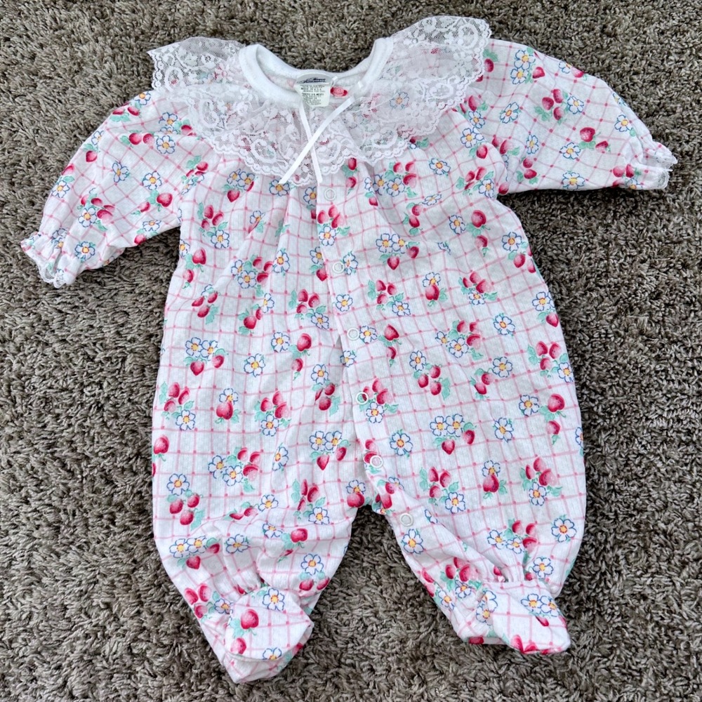 Sweet Treasures Vintage 90s Strawberry‎ Floral Lace Collar Footed Sleeper 3-6M